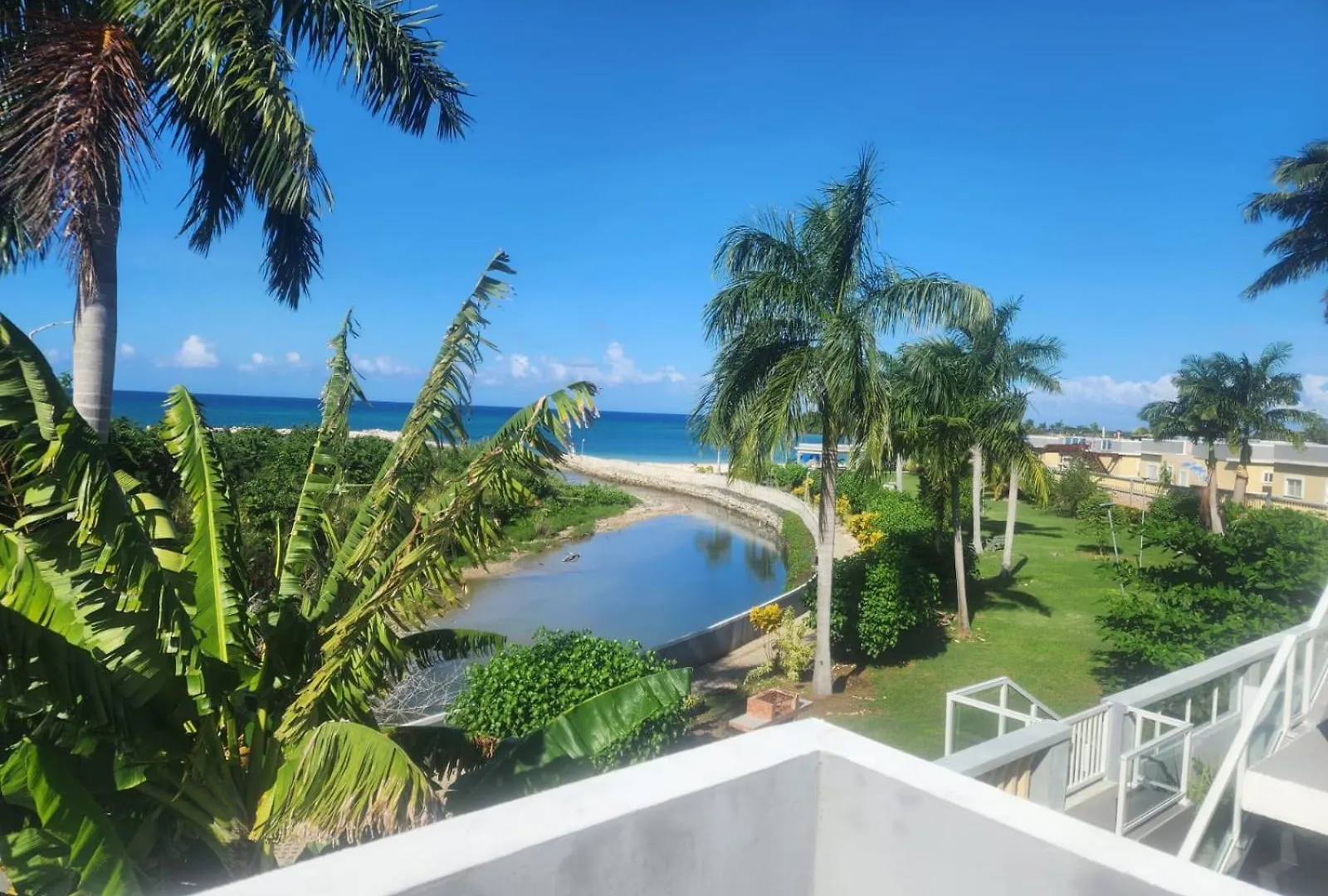 Villa Shiloh Three Bedroom Beachfront W/Private Access Saint Ann's Bay